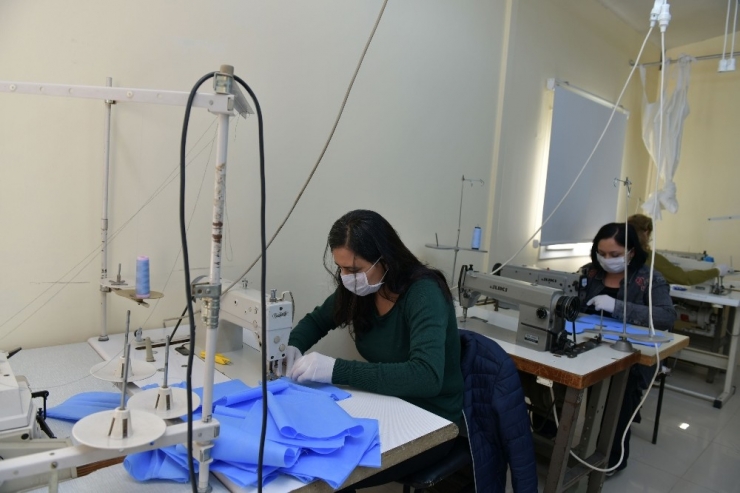 Çiğli’deki Sağlıkçıların Maskeleri Çiğli Belediyesinden