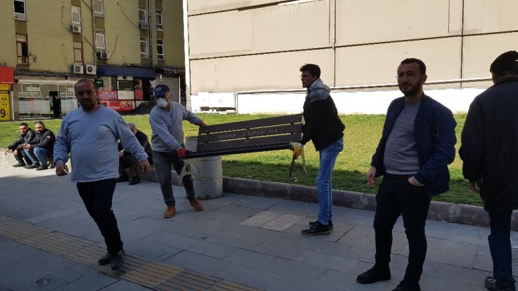 Karabük’te Belediyeler Bankları Kaldırdı