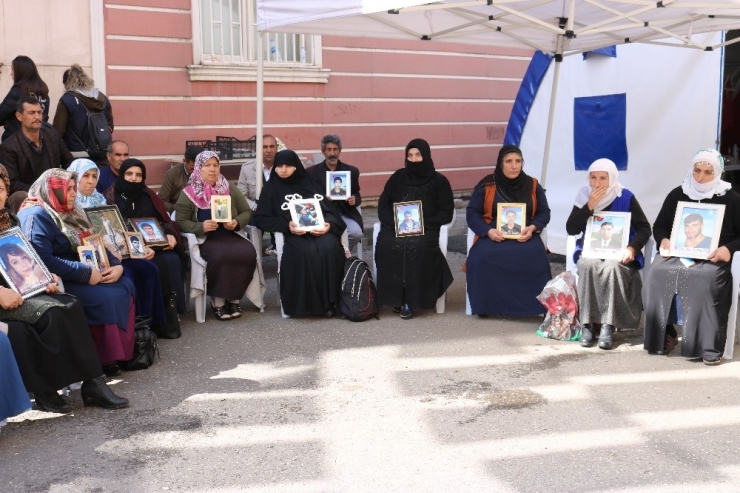 Hdp Önündeki Ailelerin Evlat Nöbeti 201’inci Gününde