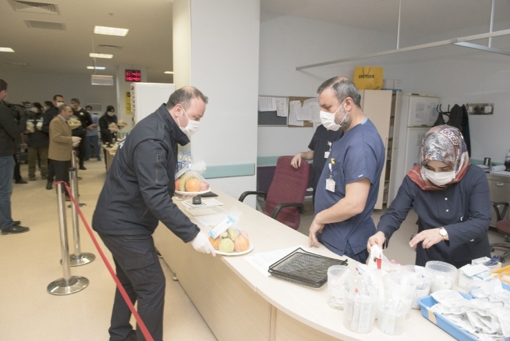 Çorum Belediyesi’nden Sağlık Çalışanlarına Meyve İkramı
