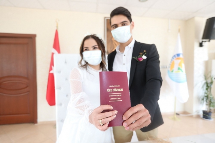 Mersin’de Maskeli Nikah