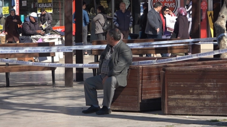 Banklara Oturan Yaşlı Vatandaşlara Seyyar Satıcıdan Örnek ‘Korona’ Tepkisi