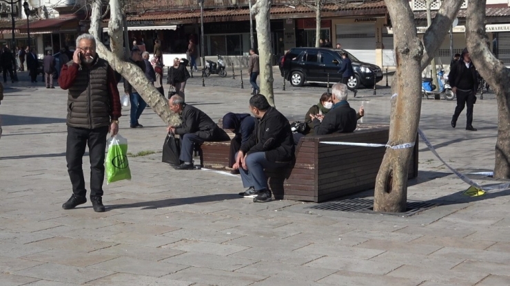 Banklara Oturan Yaşlı Vatandaşlara Seyyar Satıcıdan Örnek ‘Korona’ Tepkisi