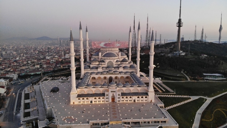 Miraç Kandili’nde Korona Virüs Tedbirleri Kapsamında Kapatılan Çamlıca Camii Havadan Görüntülendi