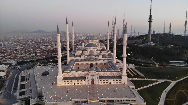 Miraç Kandili’nde Korona Virüs Tedbirleri Kapsamında Kapatılan Çamlıca Camii Havadan Görüntülendi