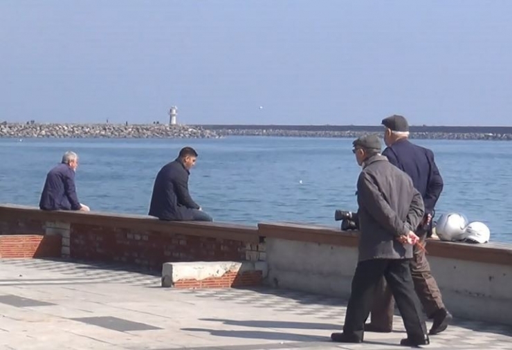 Banklar Kaldırılınca Oraya Dizildiler Gazetecileri Görünce Böyle Uzaklaştılar