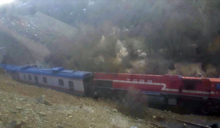 Elazığ’a Heyelan Nedeniyle Tren Yoldan Çıktı, Facia Ucuz Atlatıldı
