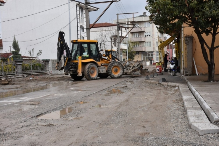 Erenler Belediyesi Ekipleri Alt Yapı Ve Üst Yapı Çalışmaları Devam Ediyor