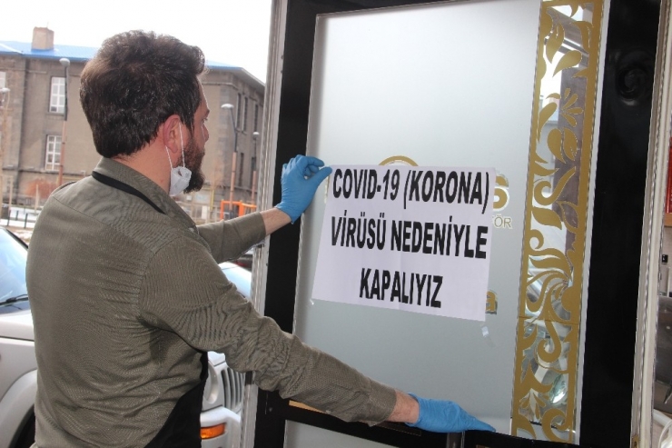 Kuaförler ‘Önce Sağlık’ Dedi, Kepenk Kapattı