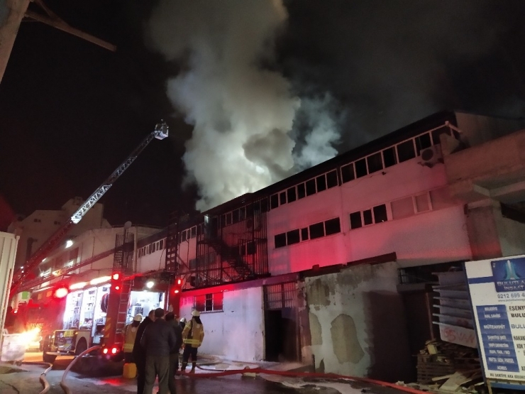 Esenyurt’ta Kimyasal Boya Ve Plastik Ürünler Fabrikasında Yangın