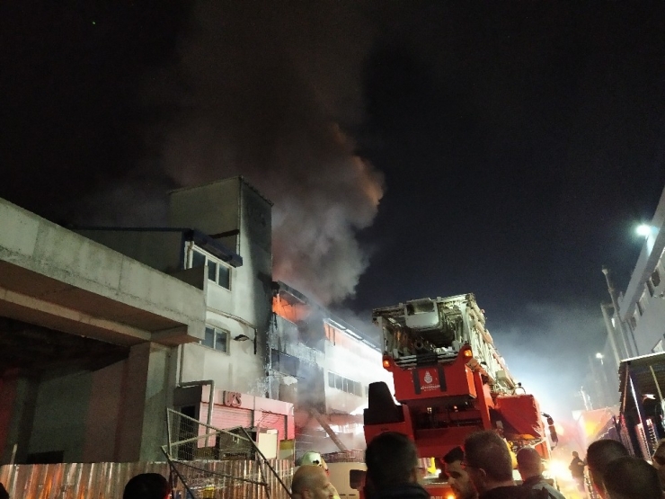 Esenyurt’ta Kimyasal Boya Ve Plastik Ürünler Fabrikasında Yangın