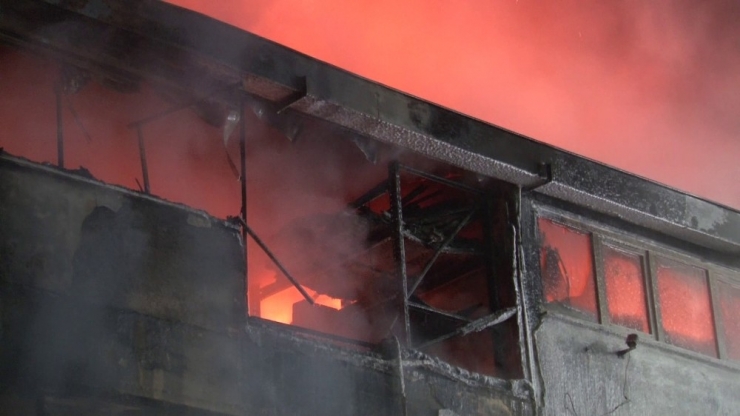 Esenyurt’ta Korkutan Fabrika Yangını