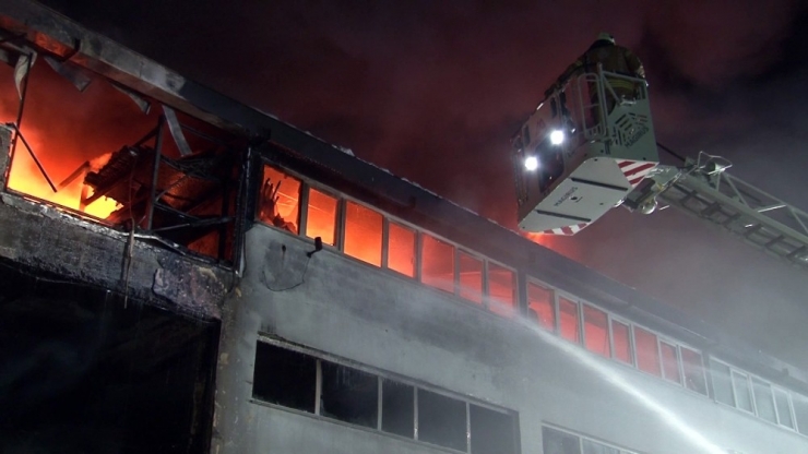 Esenyurt’ta Korkutan Fabrika Yangını