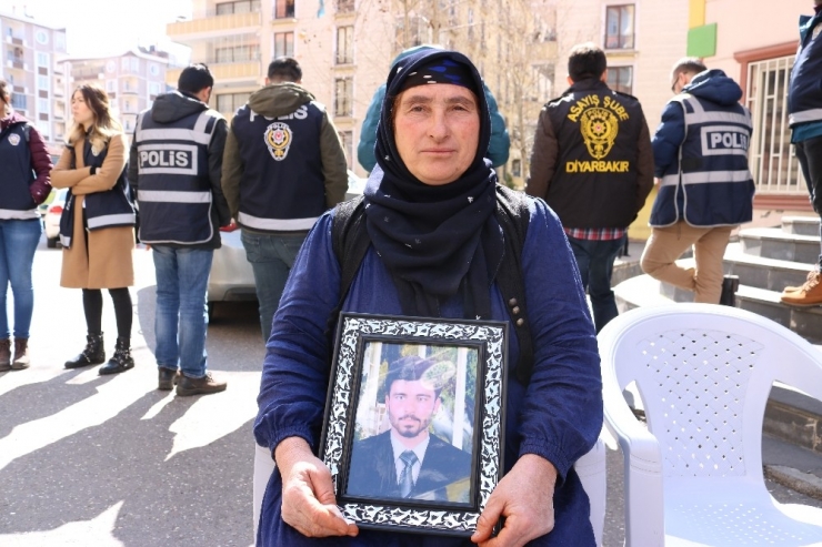 Hdp Önündeki Evlat Nöbetine Bir Aile Daha Katıldı