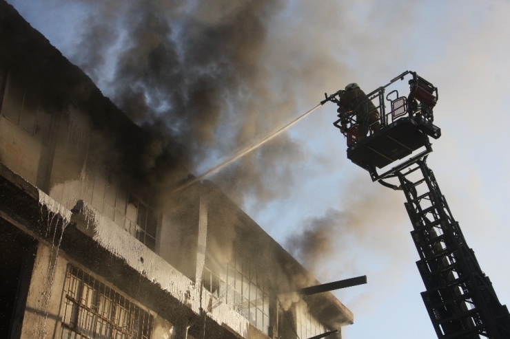 Eyüpsultan’da Plastik Düğme Üreten İşyerinde Yangın