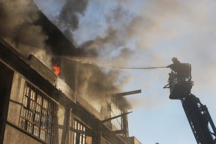 Eyüpsultan’da Plastik Düğme Üreten İşyerinde Yangın