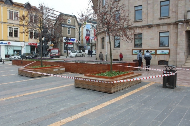 Giresun Belediyesi Uyarıları Dinlemeyen Vatandaşlara Meydanı Kapattı