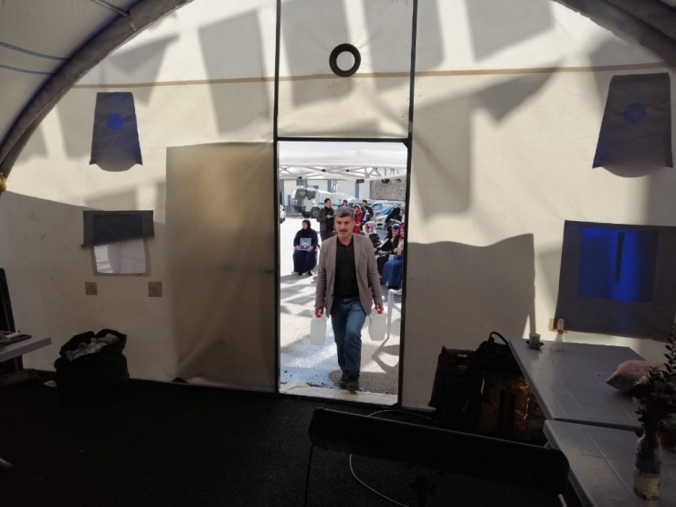 İş Kadını Duran’dan Hdp Önündeki Ailelere Temizlik Malzemesi Desteği