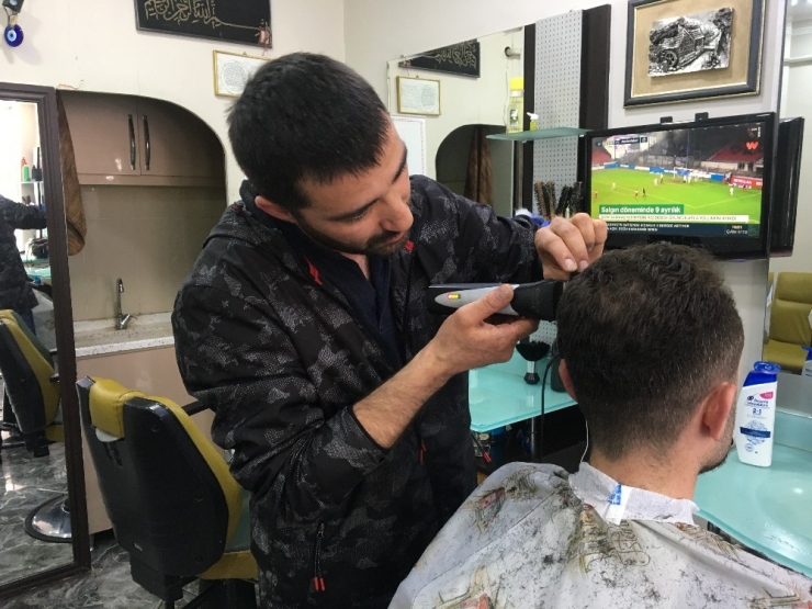 Niğde’de Berberlerin Kapanma Saatinde Yoğunluk Oluştu