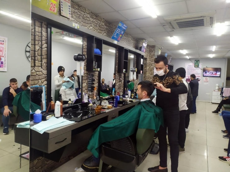 İçişleri Bakanlığının Kararının Ardından Kuaför Ve Berberler Doldu Taştı