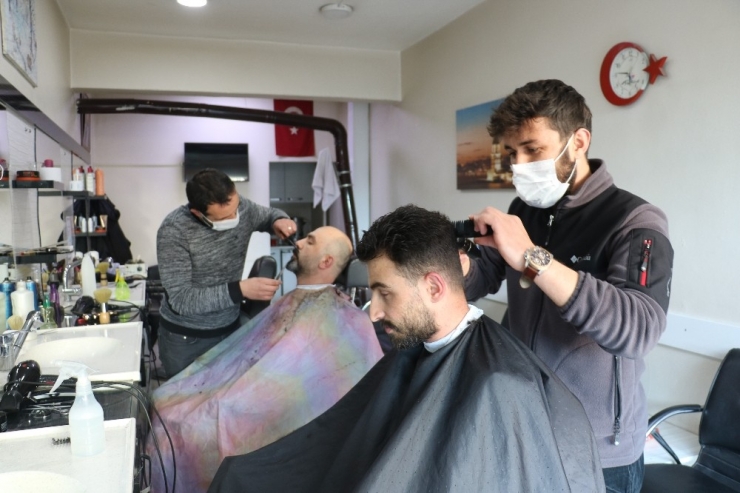 Berberler Ve Kuaförlerde Son Dakika Yoğunluğu