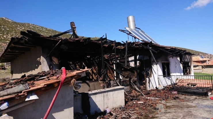 Yangın Sonrası Ev Küle Döndü