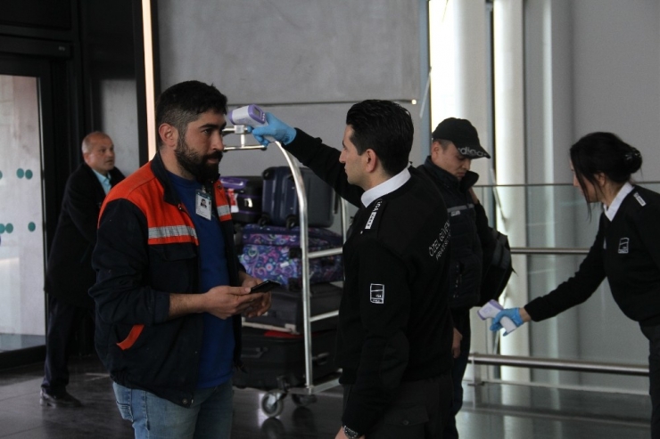 İstanbul Havalimanı’nda Yolcu Ve Personellerin Ateşi Ölçülmeye Başlandı