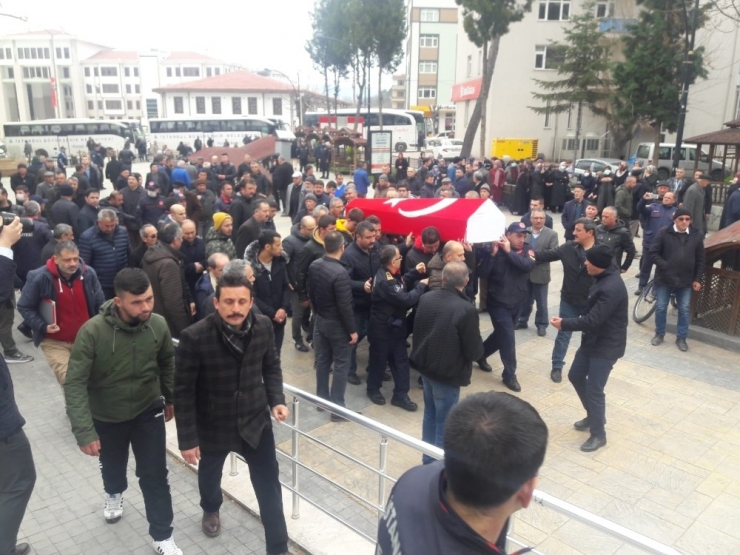 Yangında Hayatını Kaybeden İtfaiyeci Toprağa Verildi