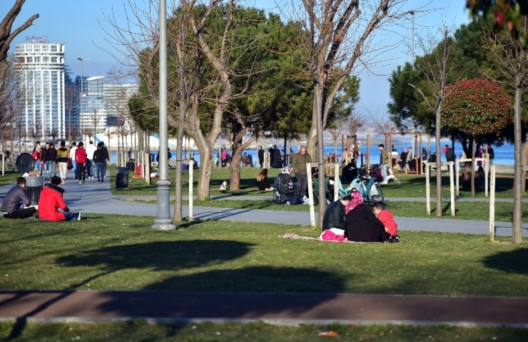 ‘Evde Kal’ Çağrısına Uymayan Vatandaşlar Sahillere Ve Parklara Akın Etti