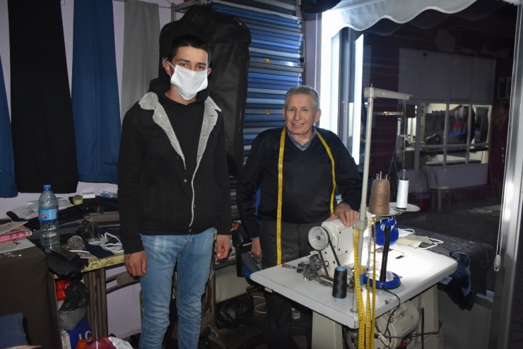 40 Yıllık Terzi Koruyucu Maske Üretimine Başladı