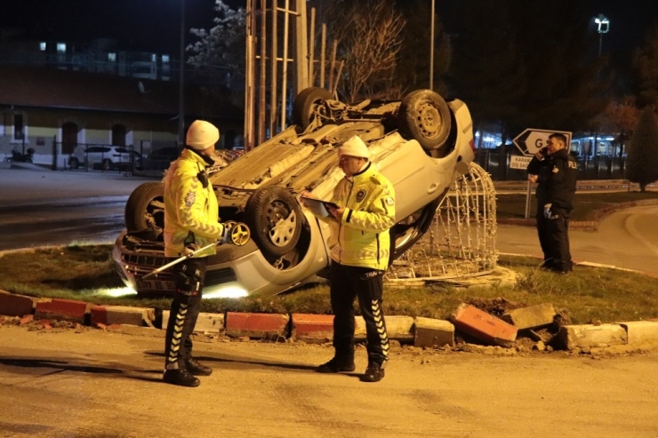 Otomobil Mobese Direğine Çarptı: 4 Yaralı