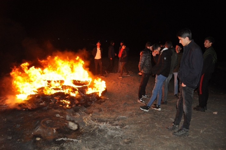 İzinsiz Yakılan Nevruz Ateşini Polis Söndürdü