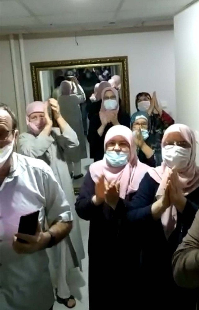 Karantinadaki Umrecilerden Sağlıkçılara Alkışlı Teşekkür