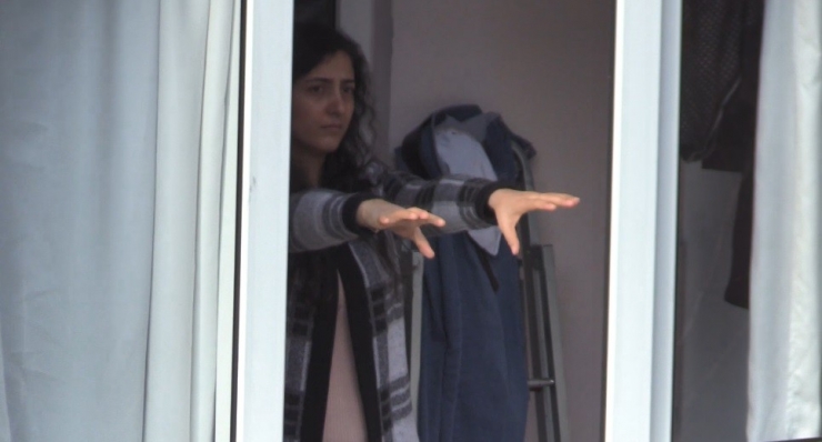 Evde Sıkılan Kadınlara Pencereden Egzersiz Yaptırdılar