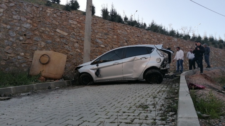 40 Metrelik Duvardan Alt Yola Uçan Aracın Sürücüsü Kazayı Ucuz Atlattı