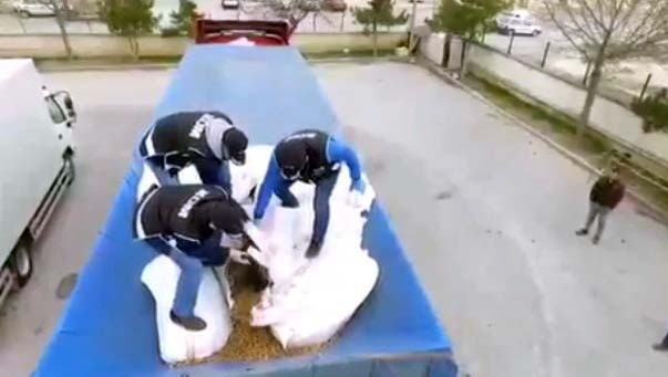 Tır Dorsesine Gizlenen 4 Bin 700 Paket Kaçak Sigara Bulundu