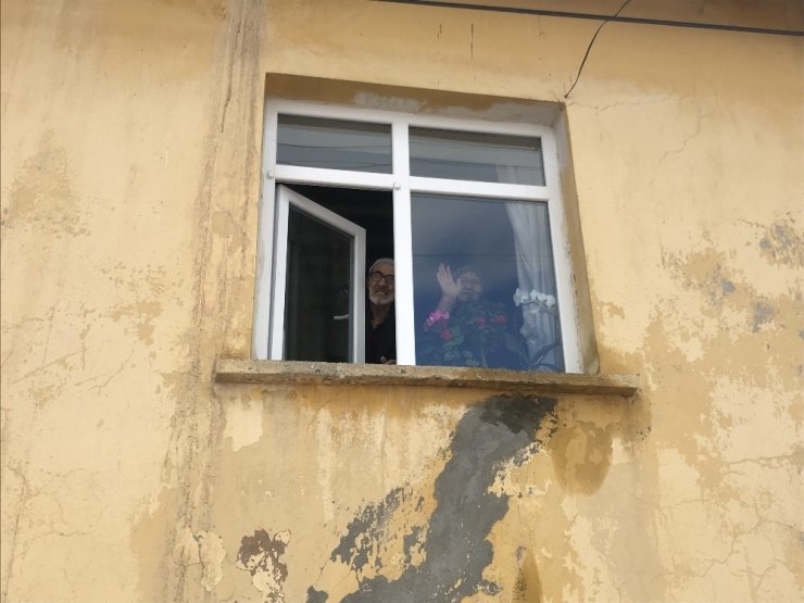 Anne Ve Babalara Aile Karantinası, Büyükleriyle Uzaktan Görüşüyorlar