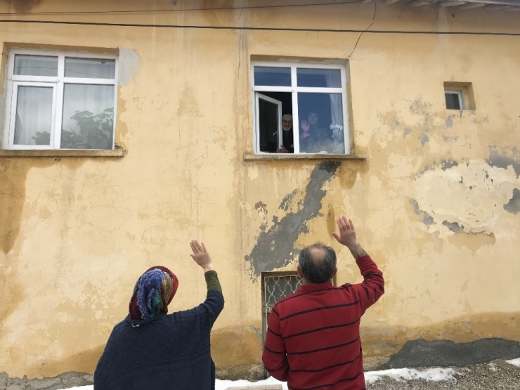 Anne Ve Babalara Aile Karantinası, Büyükleriyle Uzaktan Görüşüyorlar