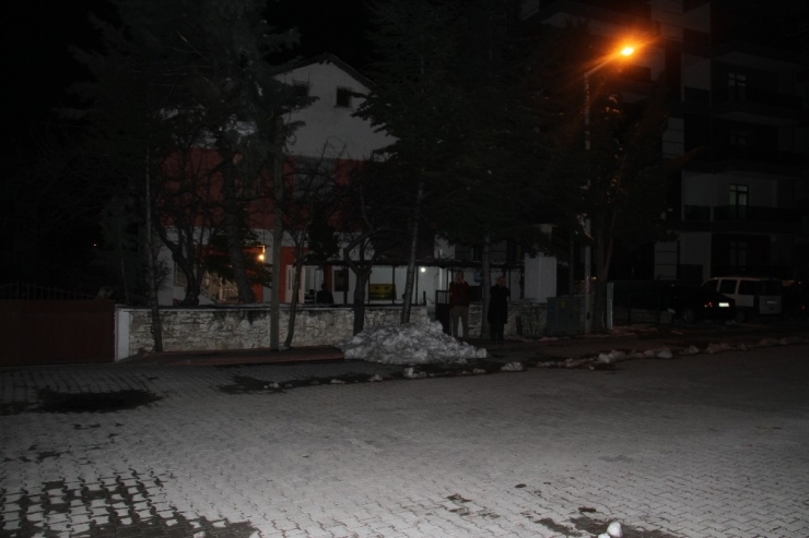 Alçılı Koluyla Alkış Tutarak Sağlıkçılara Destek Verdi