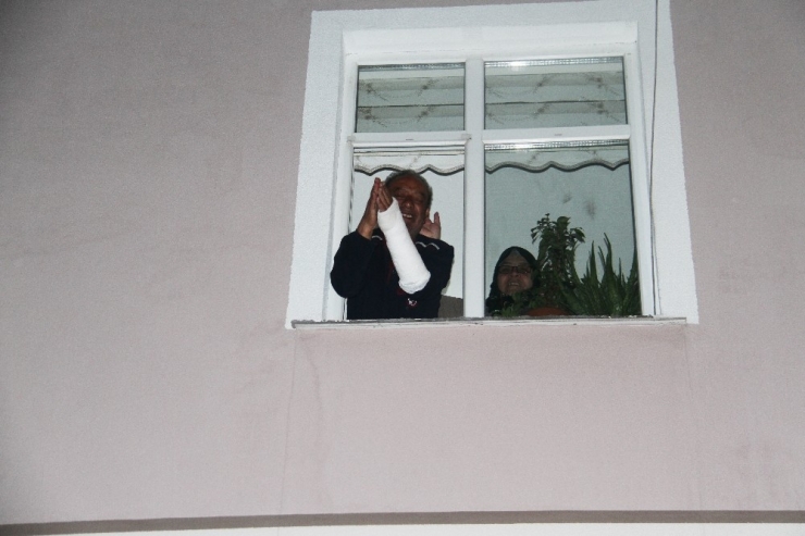 Alçılı Koluyla Alkış Tutarak Sağlıkçılara Destek Verdi