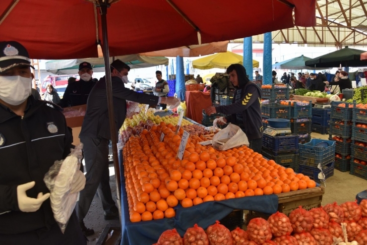 Yunusemre’den Pazarcı Esnafına Maske Ve Eldiven