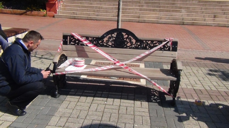 Oturma Bankları Şeritle Kapatıldı!