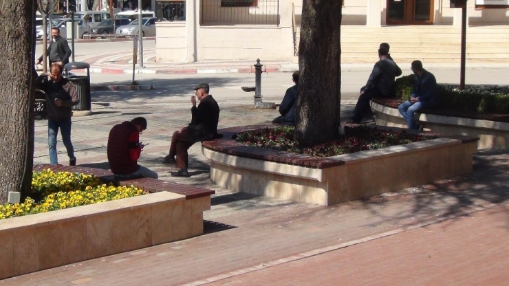 Oturma Bankları Şeritle Kapatıldı!