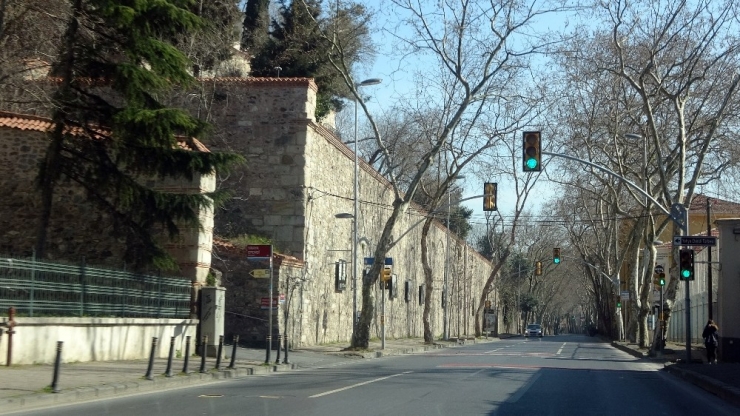 Tüm Uyarılara Rağmen Evde Kalmayıp Sahile Koştular