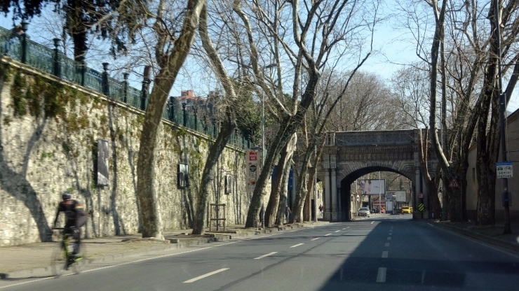 Tüm Uyarılara Rağmen Evde Kalmayıp Sahile Koştular