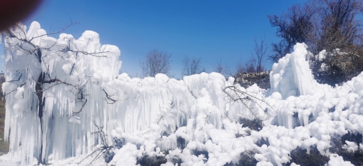 Mersin’in Yüksek Kesimlerinde Buzul Manzarası