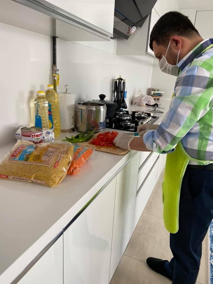 Belediye Başkanı Yaşlılar İçin Mutfağa Girip Yemek Yaptı