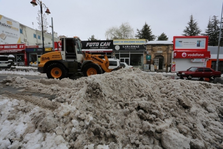 Nevşehir’de Cadde Ve Sokaklarda Kar Temizliği Çalışmaları Sürüyor