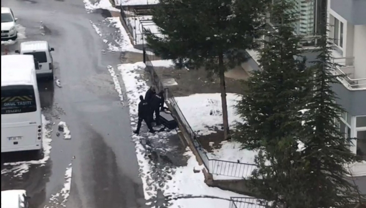 Mahalleye Bırakılan Tabut Polisi Harekete Geçirdi