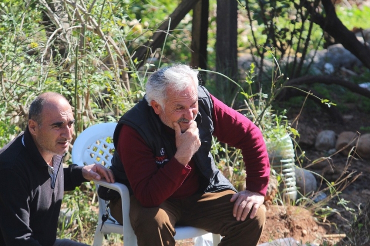 Bir Kişinin Hayatını Kaybettiği Yangında Polis Bir Taraftan Vatandaşların Bir Araya Gelmemesi İçin Uğraştı